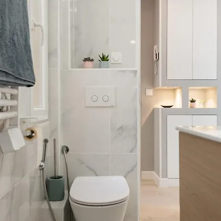Modern - Promenade Des In Apartment *