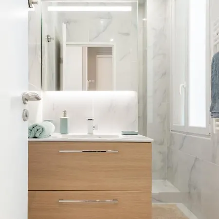 Modern - Promenade Des In Apartment