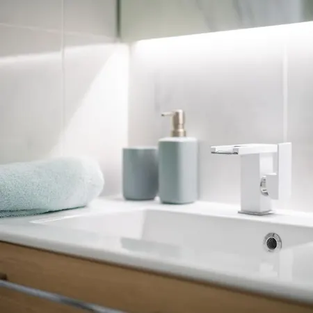Modern - Promenade Des In Apartment *