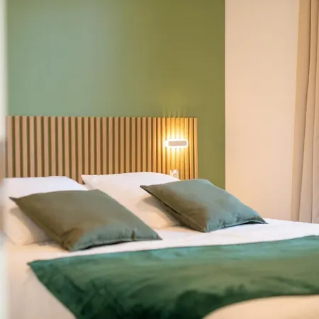 Modern - Promenade Des In Apartment